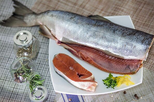 Keta ist ein relativ billiger Fisch, reich an Spurenelementen, die für einen Mann notwendig sind. 