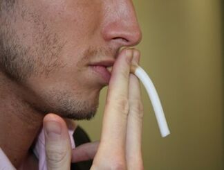 Ein Mann, der raucht, riskiert Potenzprobleme